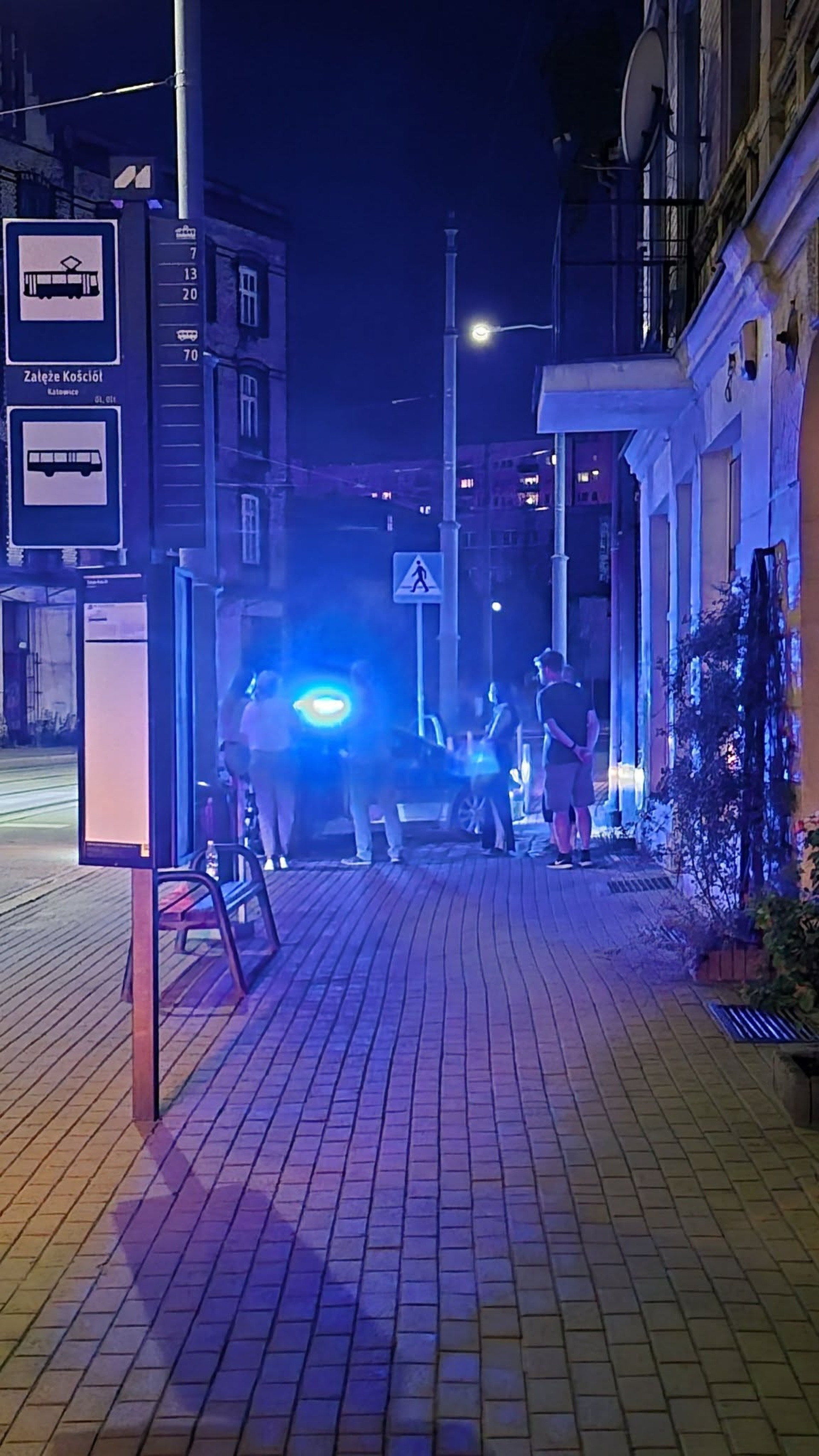 Pijany kierowca na Załężu. Uderzył w auto i słupek